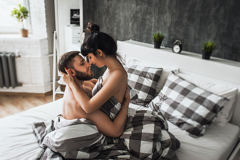 Mann mit seiner Sexfreundin im Bett