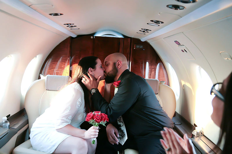 Paar heiratet im Flugzeug
