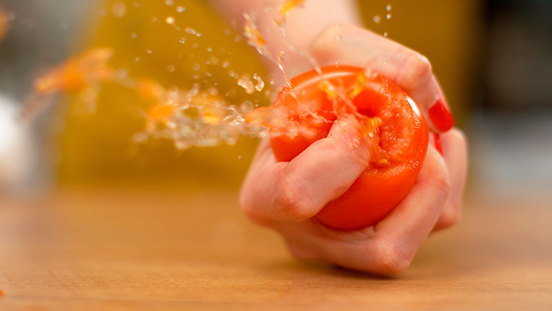 Squirten einer Tomate