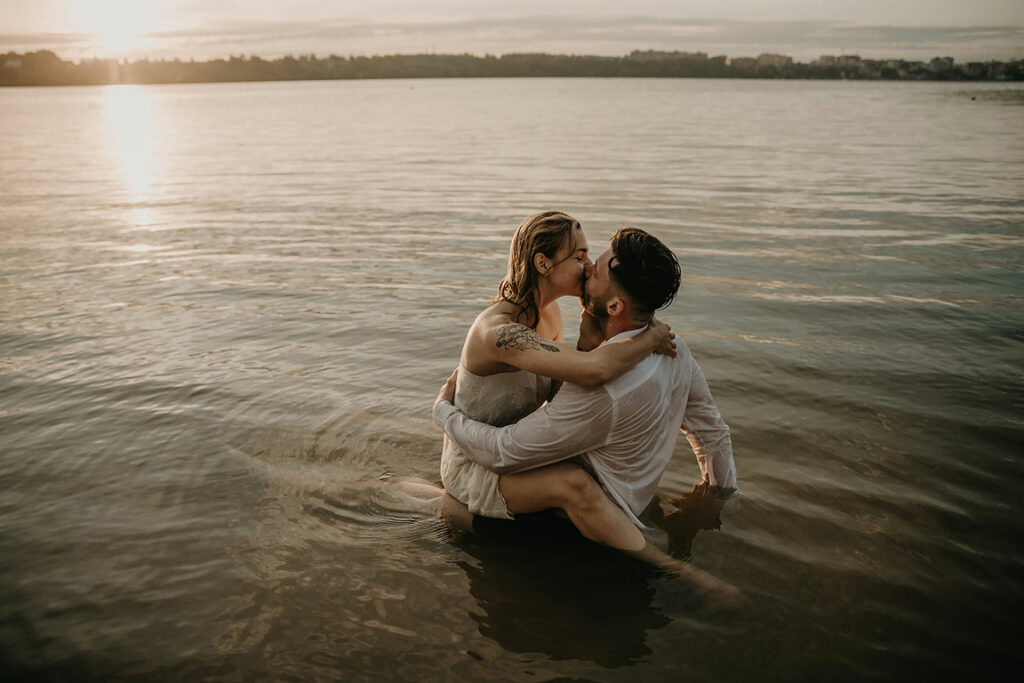 Paar hat Sex in der Öffentlichkeit am See