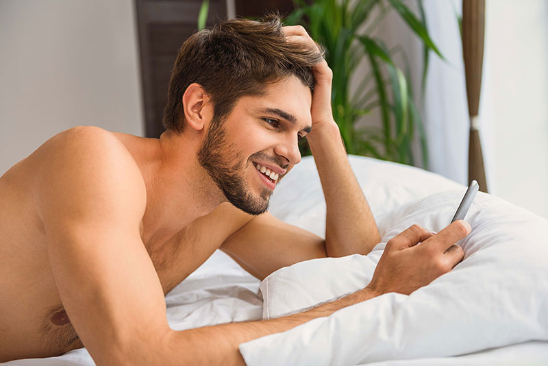 Mann freut sich über Sexting Chat