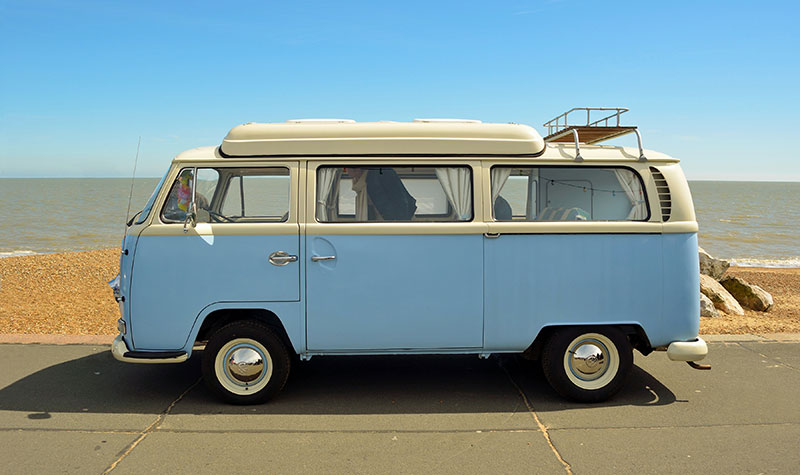 VW Bus mit Camping Ausstattung das perfekte Modell für wilden Hippie Sex