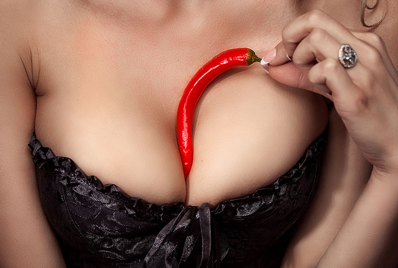 Chili fördert Durchblutung zwischen den Brüsten einer Frau