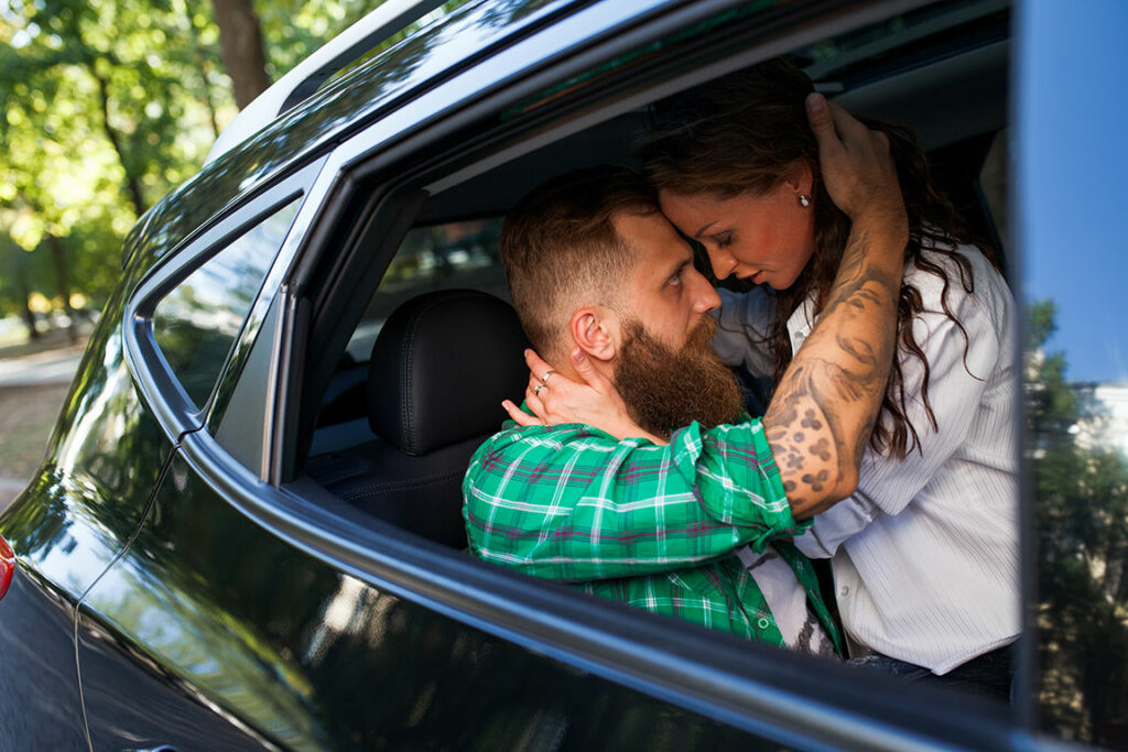 Der Damensitz als Stellung im Auto