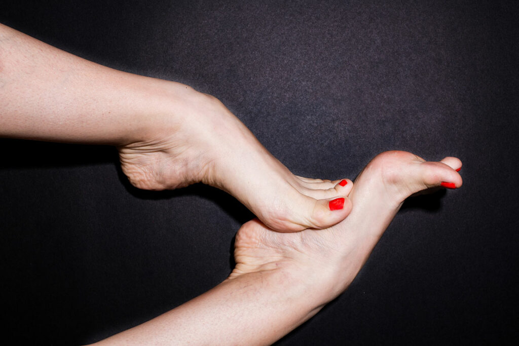 Fußerotik schöne Füße mit rotem Lack
