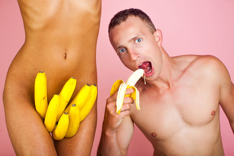 Mann isst Banane als natürliches Aphrodisiakum
