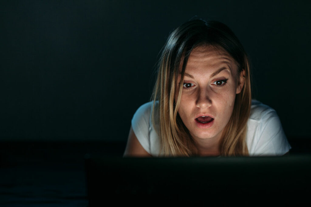 Frau reagiert geschockt über Deepfake Pornos