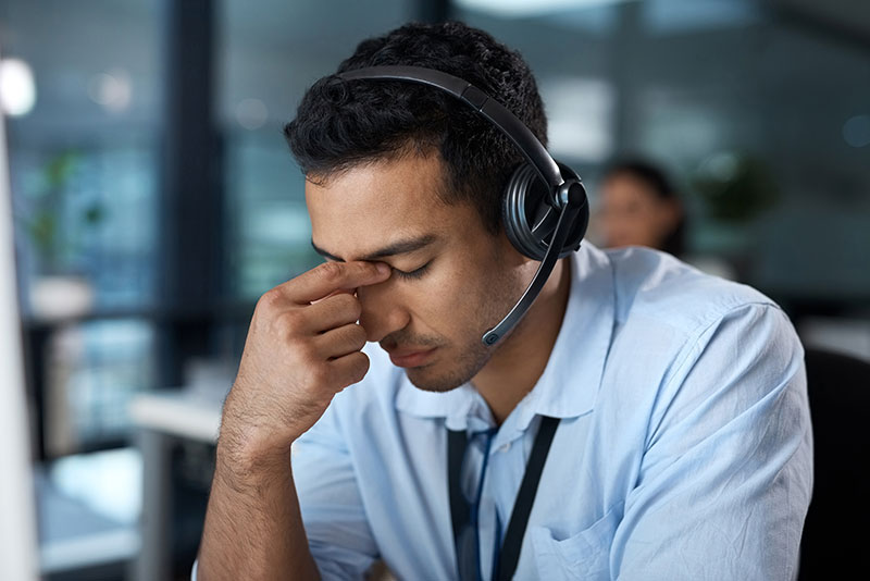 Mann hat Probleme im Job wegen Sex Entzug