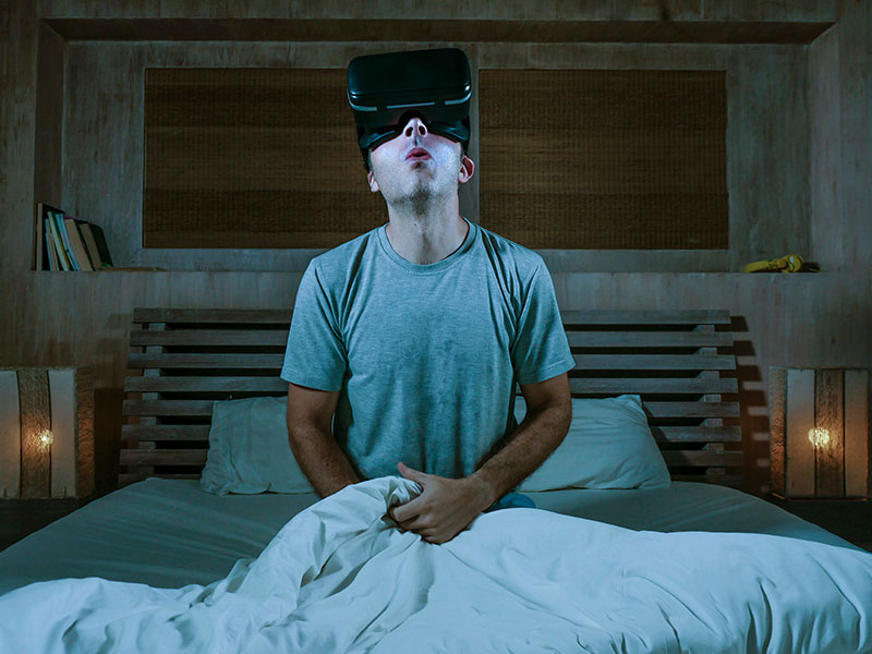 Mann wird beim Masturbieren mit seiner VR-Brille erwischt