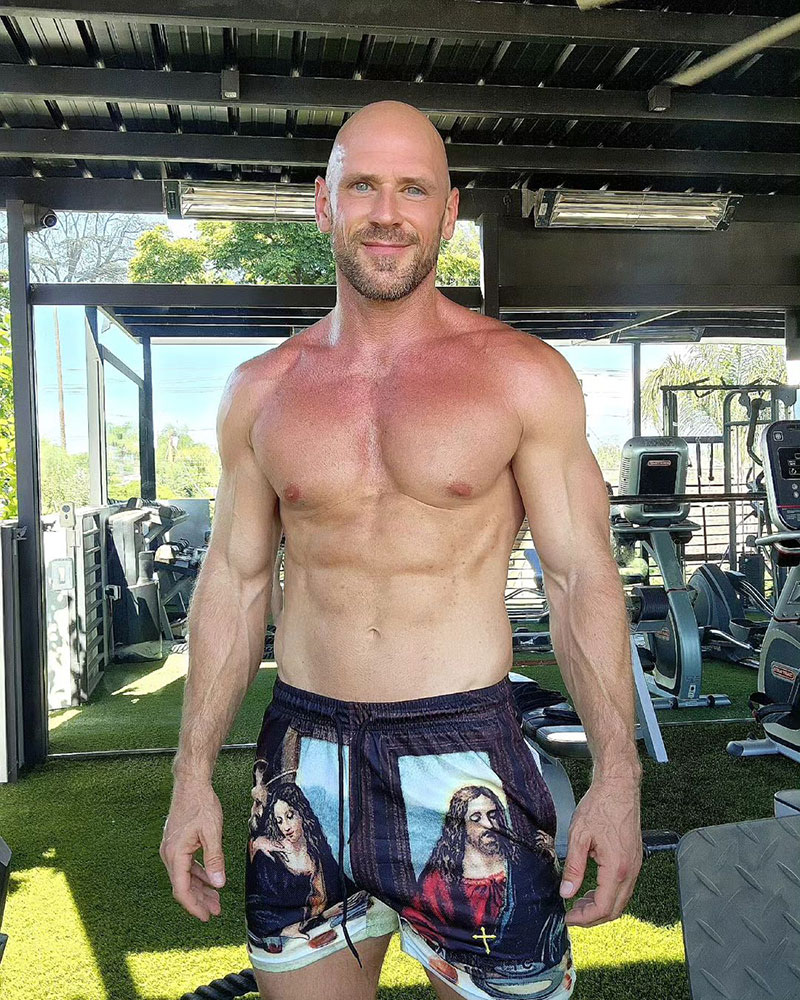 Johnny Sins in Outdoor Fitnessstudio