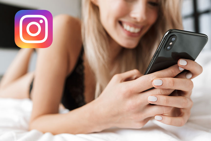 Blondine schreibt sexy Nachricht bei Instagram