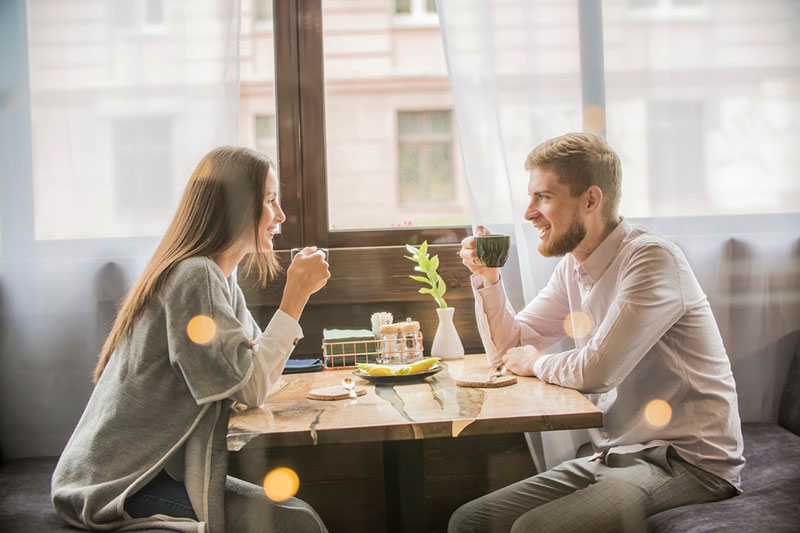 Mann und Frau trinken Kaffee in einem Restaurant